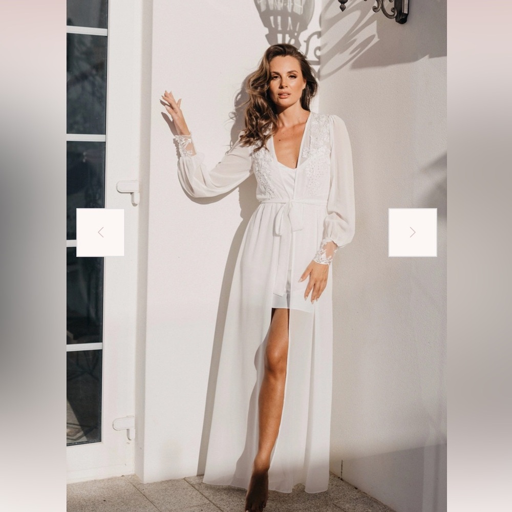 Le rose bridal robe with pearls